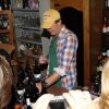Antonio Banderas présente son vin Anta Banderas le 25 février 2012 lors du festival Wine and Food de South Beach en Floride