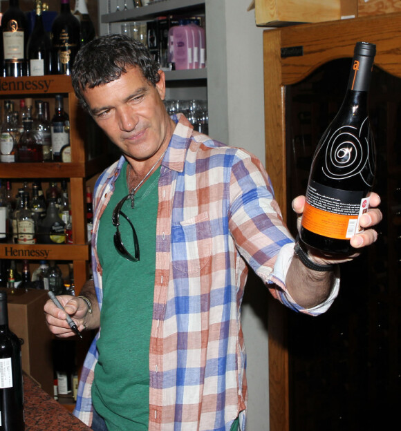 Antonio Banderas très fier de présenter son vin Anta Banderas le 25 février 2012 lors du festival Wine and Food de South Beach en Floride