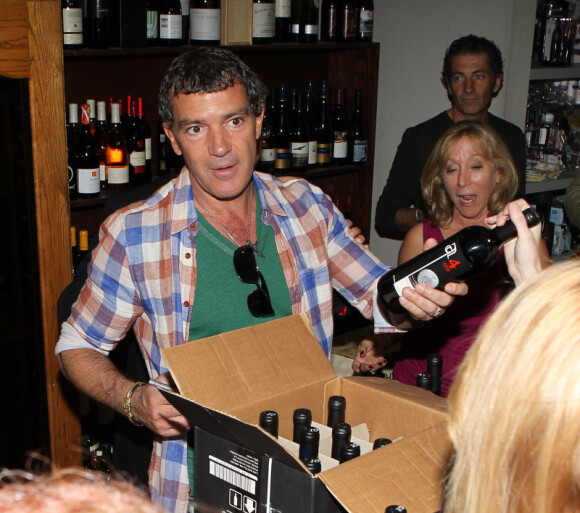 Antonio Banderas distribue son vin Anta Banderas le 25 février 2012 lors du festival Wine and Food de South Beach en Floride