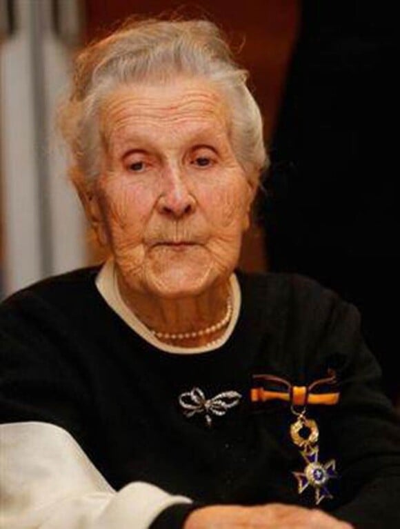 La princesse Maria Adelaide de Bragança van Uden, infante du Portugal, est décédée le 24 février 2012 à Caparica, après avoir reçu le 31 janvier pour ses 100 ans les insignes de l'ordre du mérite portugais.