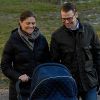 Heureux, la princesse Victoria et le prince Daniel de Suède promènent à Stockholm, le 27 février 2012, leur fille la princesse Estelle, née le 23 février.