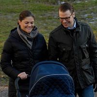 Victoria et Daniel de Suède ravis: 1er tour en poussette de la princesse Estelle