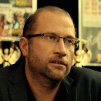 François Damiens, producteur lubrique, face à des Kaïra