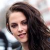 L'actrice Kristen Stewart, très en beauté malgré la fatigue, arrive au défilé Balenciaga à Paris, le 1er mars 2012.