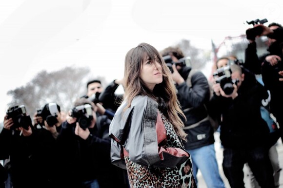 Charlotte Gainsbourg, stylée pour assister au défilé Balenciaga à Paris, le 1er mars 2012.