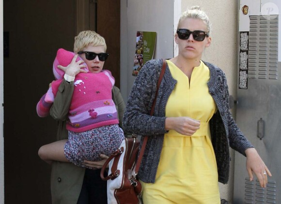Busy Philipps, Michelle Williams et la petite Matilda, à Los Angeles, le 29 février 2012.