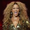 Beyoncé sur la scène du Festival de Glastonbury en juin 2011, portait une petite veste dorée Alexandre Vauthier.