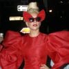 Lady Gaga à New York, impressionait dans sa robe haute couture d'un rouge éclatant signée Alexandre Vauthier. New York, septembre 2011.