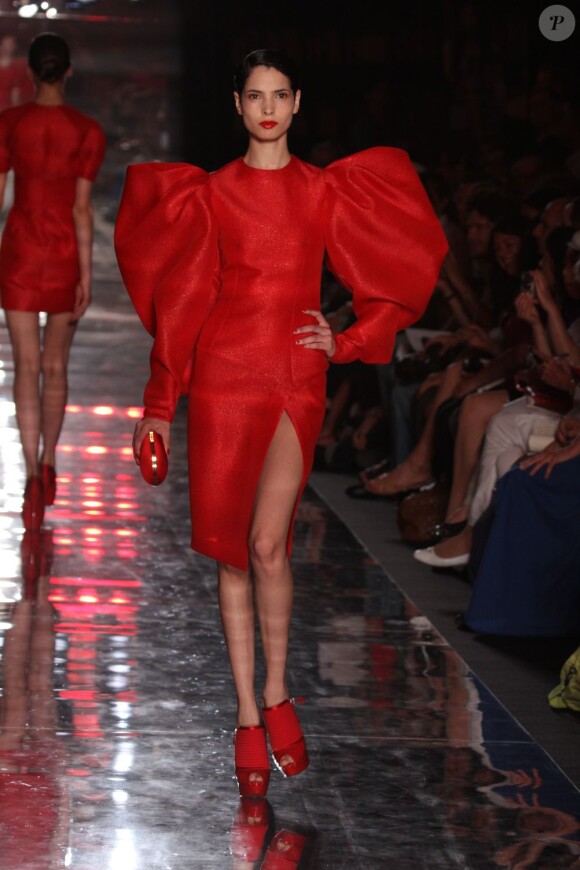 La robe haute couture automne-hiver 2011 d'Alexandre Vauthier lors de son défilé à Paris, portée plus tard par Lady Gaga.