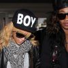 Rihanna à son arrivée à l'aéroport de Los Angeles avec une copine, le 2 mars 2012.
