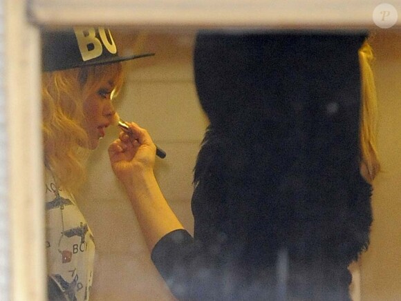 Rihanna au maquillage avant son interview avec Jonathan Ross, à Londres, le 29 février 2012.