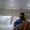 Rihanna a posté cette photo très suggestive d'elle étendue sur le lit de sa chambre d'hôtel le 1er mars 2021. En légende, cette invitation : "Vient ici, rude boy..."