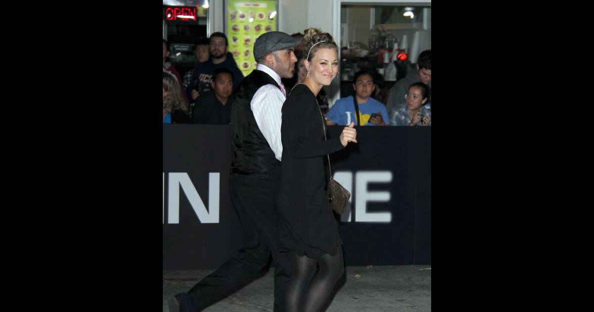 Kaley Cuoco et Josh Resnik à Westwood, le 20 octobre 2011. Purepeople