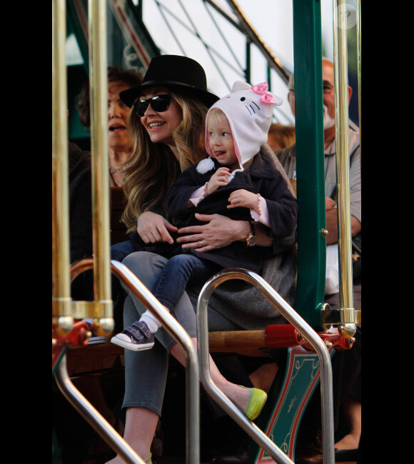 Rebecca Gayheart et sa fille Billie Beatrice sont ravies d'être dans un petit train au centre commercial The Grove, à Los Angeles le 2 mars 2012.