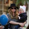 Rebecca Gayheart et sa fille Billie Beatrice se promènent dans le centre commercial The Grove, à Los Angeles le 2 mars 2012.