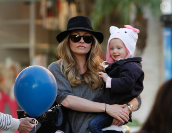 Rebecca Gayheart et sa fille Billie Beatrice se promènent dans le centre commercial The Grove, à Los Angeles le 2 mars 2012.