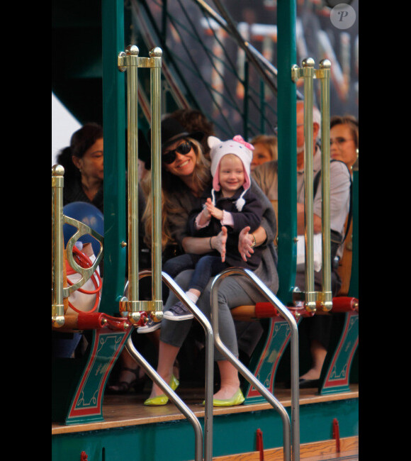 Rebecca Gayheart et sa fille Billie Beatrice semblent extatiques, à Los Angeles le 2 mars 2012.