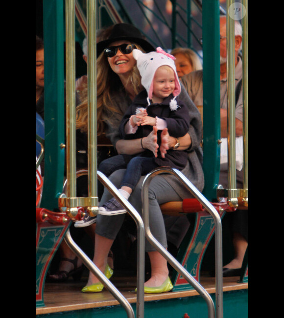 Rebecca Gayheart et sa fille Billie Beatrice sur un petit train au centre commercial The Grove, à Los Angeles le 2 mars 2012.