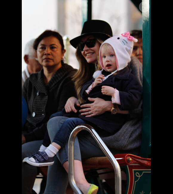 Rebecca Gayheart et sa fille Billie Beatrice au centre commercial The Grove, à Los Angeles le 2 mars 2012.
