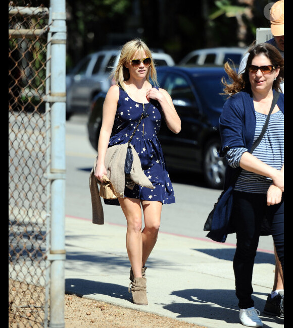 Reese Witherspoon et des amis vont chercher le fils de l'actrice à son match de basket, à Los Angeles le 3 mars 2012.
