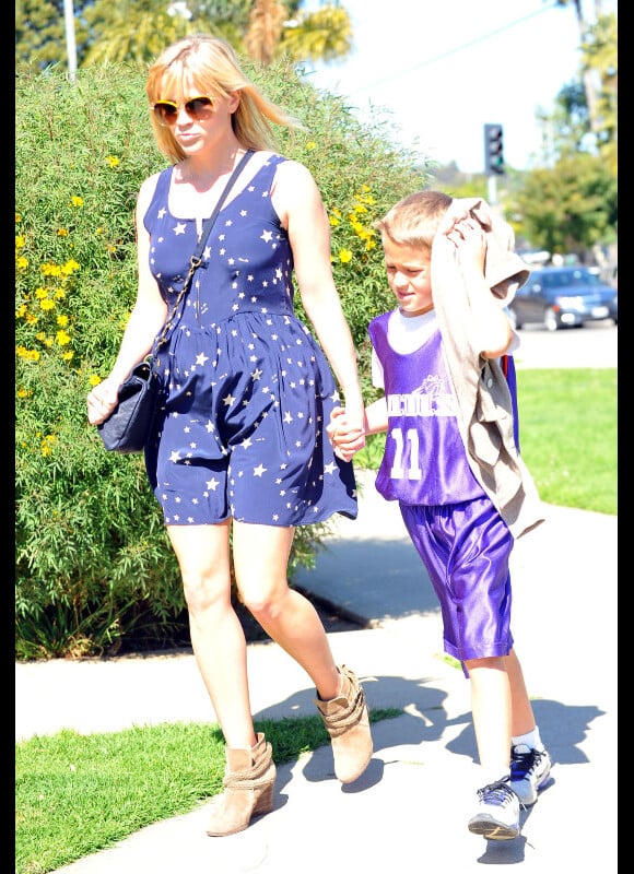 Reese Witherspoon va chercher son fils Deacon au basket, à Los Angeles le 3 mars 2012.