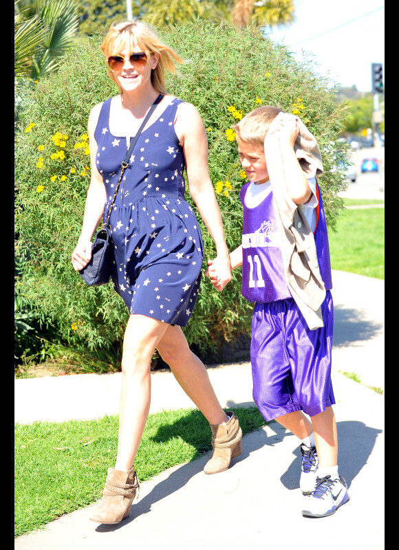 Reese Witherspoon et son fils Deacon à la sortie de son match de basket, à Los Angeles le 3 mars 2012.