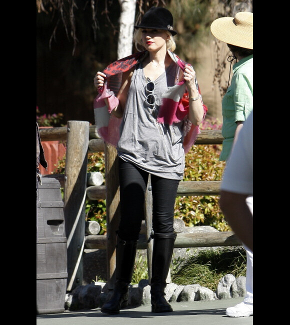 Ultra-stylée comme à son habitude, Gwen Stefani regarde ses fils Kingston et Zuma s'amuser dans un parc d'attractions près de Los Angeles, le 3 mars 2012.