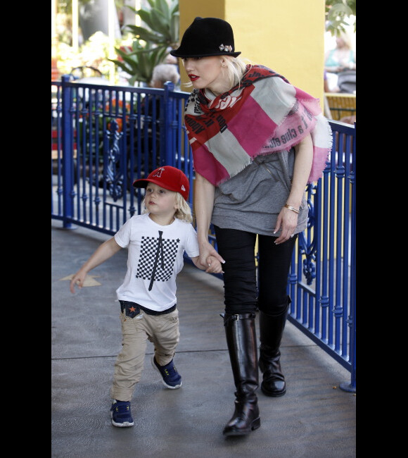 Gwen Stefani et son fils cadet Zuma ont passé quelques heures dans un parc d'attractions près de Los Angeles, le 3 mars 2012.