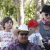 Gwen Stefani s'amuse avec ses fils Kingston et Zuma, dans un parc d'attractions près de Los Angeles, le 3 mars 2012.
