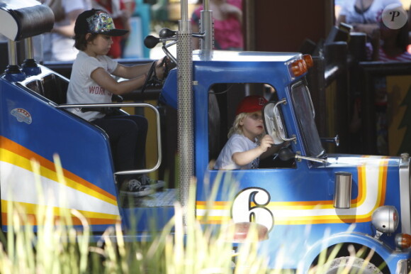 Kingston et Zuma, les fils de Gwen Stefani et Gavin Rossdale, s'amusent dans un parc d'attractions près de Los Angeles, le 3 mars 2012.