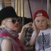 Gwen Stefani avec son fils cadet Zuma, dans un parc d'attractions près de Los Angeles, le 3 mars 2012.