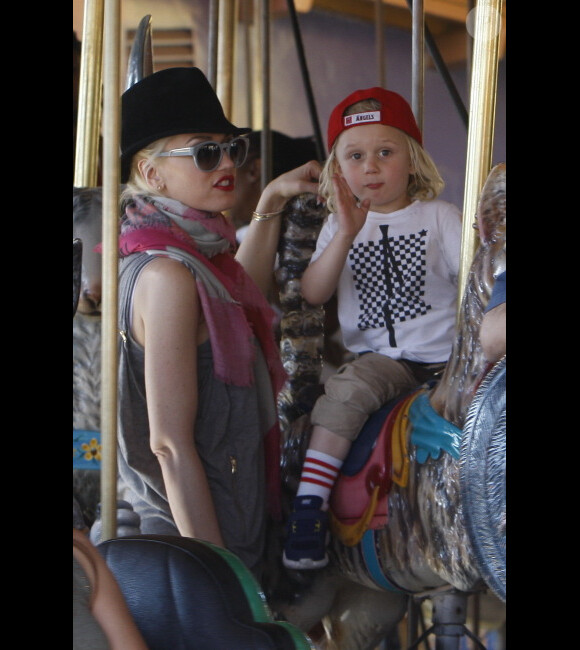 Gwen Stefani avec son fils cadet Zuma, dans un parc d'attractions près de Los Angeles, le 3 mars 2012.