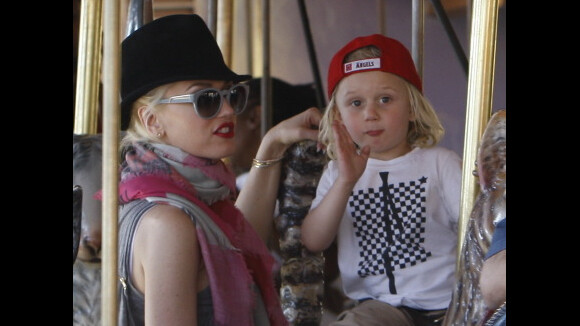 Gwen Stefani : pendant que ses fils s'amusent, elle garde ses distances