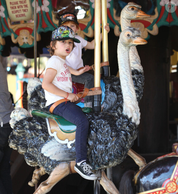 Kingston, le fils aîné de Gwen Stefani et Gavin Rossdale, s'amuse dans un parc d'attractions près de Los Angeles, le 3 mars 2012.