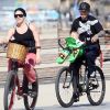 Pink, Carey Hart et leur fille Willow Sage, promenade en vélo dans les rues de Santa Monica, le 4 mars 2012.