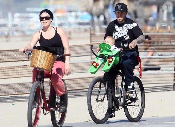 Pink, Carey Hart et leur fille Willow Sage, promenade en vélo dans les rues de Santa Monica, le 4 mars 2012.