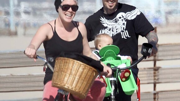 Pink avec sa fille et son chéri : Promenade à vélo avant son grand retour