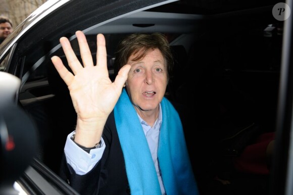 Paul McCartney arrive au défilé de sa fille Stella McCartney à l'hôtel de ville de Paris, le 5 mars 2012.