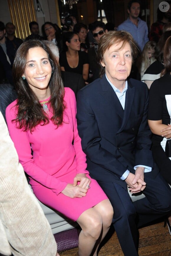 Paul McCartney et Nancy Shevell au premier rang du défilé Stella McCartney à Paris, le 5 mars 2012.