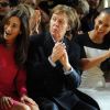 Nancy Shevell, Paul McCartney et Alicia Keys applaudissent lors du final de Stella McCartney à Paris, le 5 mars 2012.