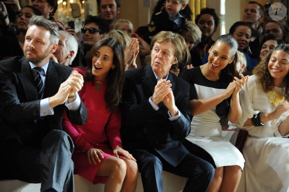 Nancy Shevell, Paul McCartney et Alicia Keys applaudissent lors du final de Stella McCartney à Paris, le 5 mars 2012.