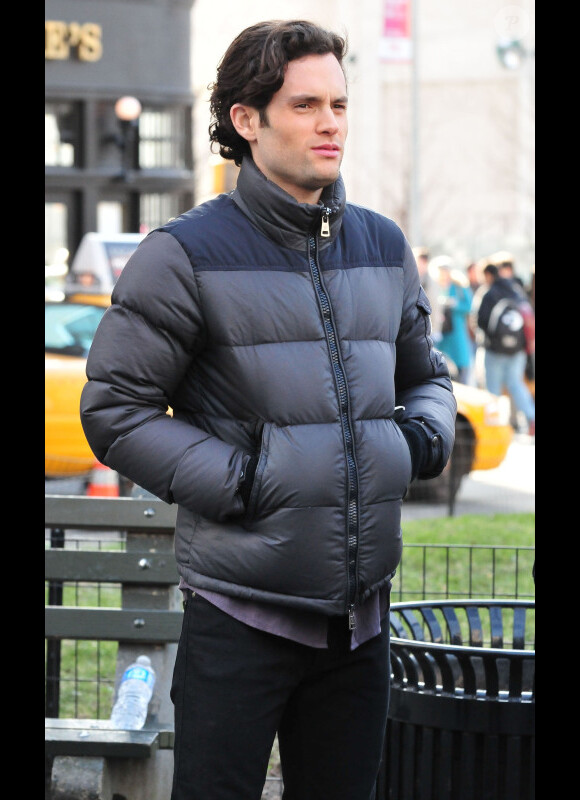 Penn Badgley sur le tournage de Gossip Girl, le 5 mars 2012 à New York