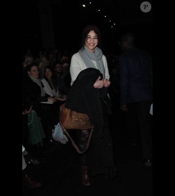 Camélia Jordana, souriante lors du défilé Vanessa Bruno au Théâtre National de Chaillot. Paris, le 5 mars 2012.