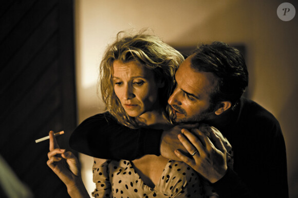 Alexandra Lamy et Jean Dujardin dans le segment des Infidèles, réalisé par Emanuelle Bercot.