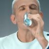 Jean-Paul Gaultier, nouveau directeur artistique de Coca-Cola Light, joue le chorégraphe géniteur de stars dans une pub pour la boisson gazeuse.