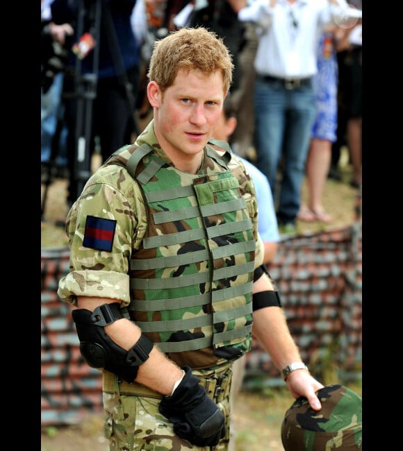 Le prince Harry le 7 mars 2012 à Kensington lors d'une démonstration de ses qualités de tireur d'élite