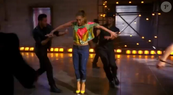 Jennifer Lopez dans sa vidéo promo pour sa marque de vêtements