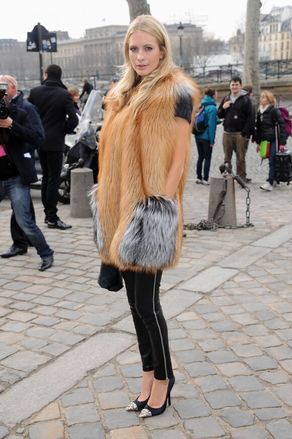 Poppy Delevingne à Paris, éblouissante dans son épais gilet en fourrure pour le défilé Louis Vuitton. Le 7 mars 2012.