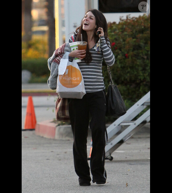 Shenae Grimes, pleine d'entrain, arrive sur le tournage de 90210, à Los Angeles, le 8 mars 2012