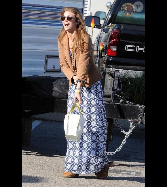 AnnaLynne McCord, toute souriante, arrive sur le tournage de la série 90210, à Los Angeles, le 8 mars 2012